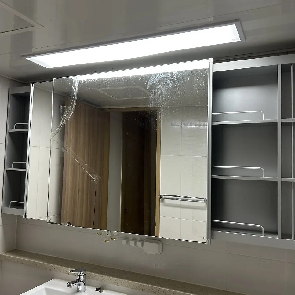 LED 조명이 있는 욕실 거울장과 선반 구성