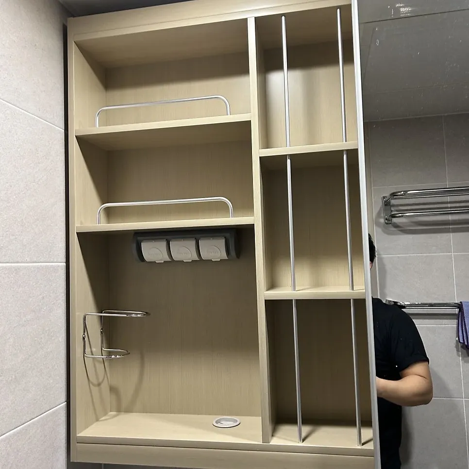 베이지색 욕실 수납장의 칸막이 선반 구조